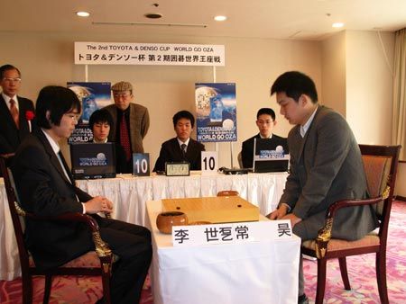 新浪体育讯 点击观看棋谱   1月7日,第二届丰田杯世界围棋王座战