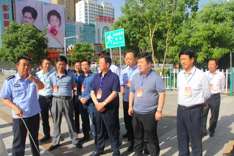 定边人大常委会主任蒋亚东带领部分人大代表视察调研公安交管工作
