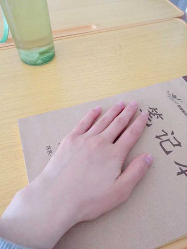 哈哈,不知道为什么胳膊比手白!