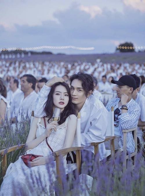 戚薇李承铉海外撒狗粮,女儿lucky独自守家,看到照片就