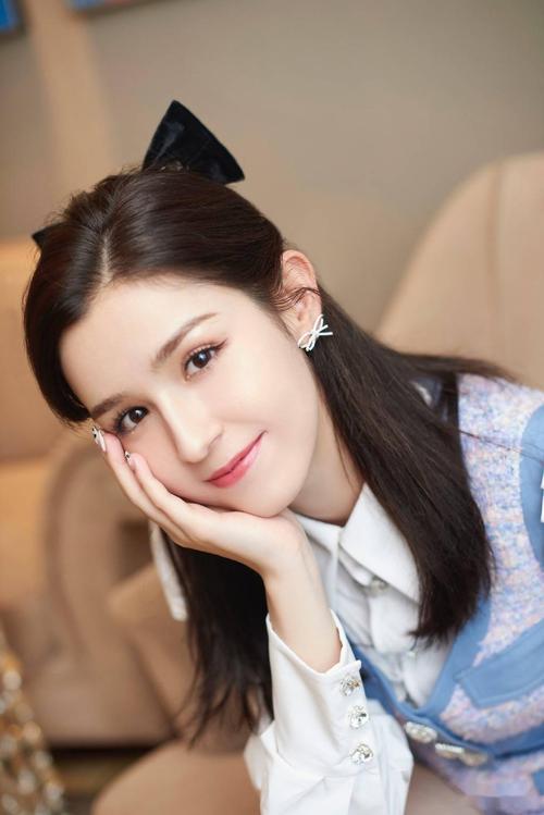 哈妮克孜容颜靓丽青春洋溢像极了小仙女的模样