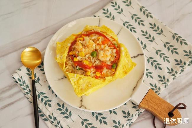 炒饭再加工,做美味的虾仁蛋包饭,味道太好了,孩子很喜欢吃