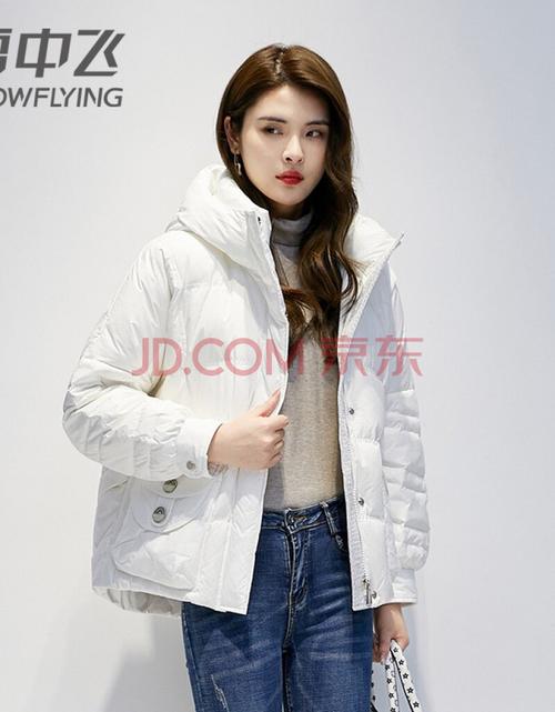 雪中飞羽绒服女短款时尚休闲羽绒上衣新款连帽轻便保暖小个子修身显瘦