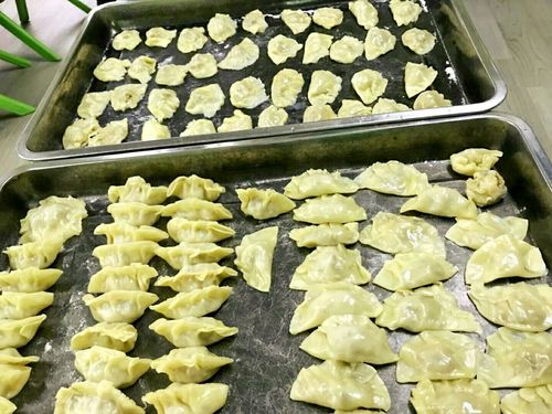 不一会儿,饺子成品出炉啦,孩子们纷纷向大家展示他们的胜利成果