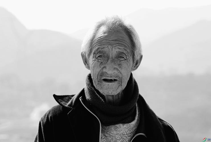 精神矍铄的山村老人