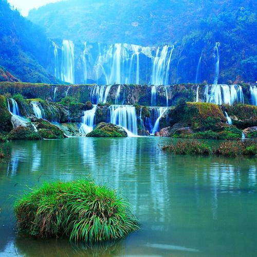 十二月的云南,山青水秀,树木苍翠,青草遍地,与北方此时的秃山和萧条的