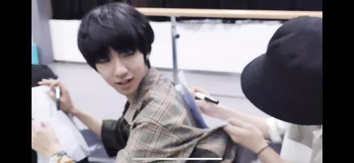 如果说我截图崩怎么样,欢迎大家去官博查看,贺峻霖的素颜真的丑到我