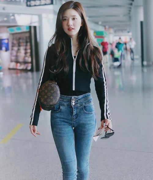 赵露思不愧是甜颜天花板利用牛仔裤紧身衣甜酷风很清奇