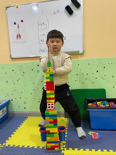 搭建的时候 底部火箭的地板外边留出来一圈小点点 思诚一边留出来两排