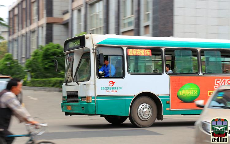 影像纪录昆明的老公交车