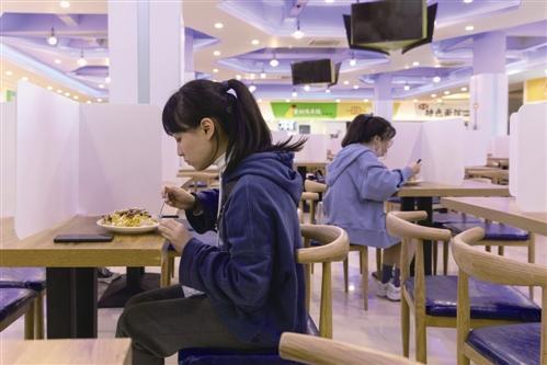 近日,台州学院不少师生返校后,在食堂里看到餐桌上都架起了高高的白色