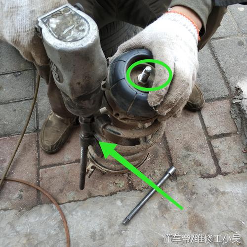 摩托后减震怎么卸弹簧 摩托车减震芯拆不下来