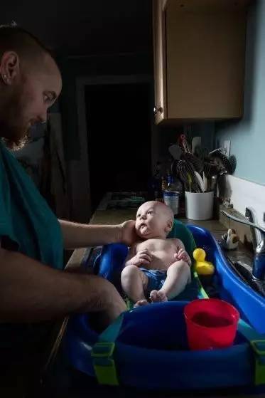 世界第一个生孩子并哺乳的男人,看完这些照片世界观混乱了