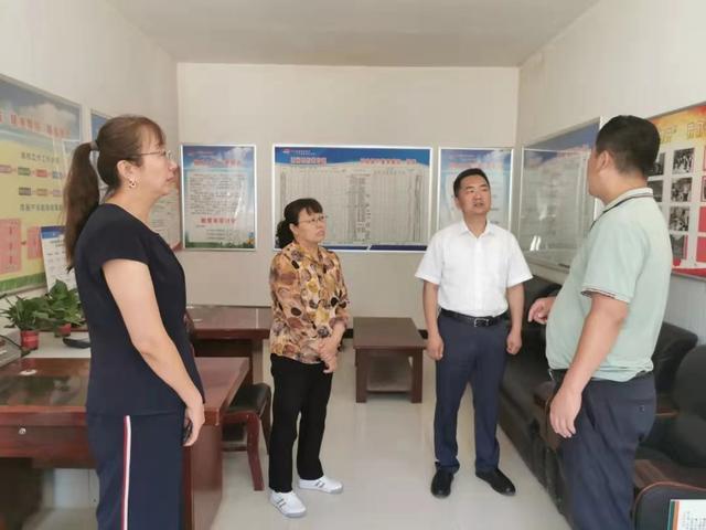 高宏炜 白娟娟到折家坪镇督导当前重点工作