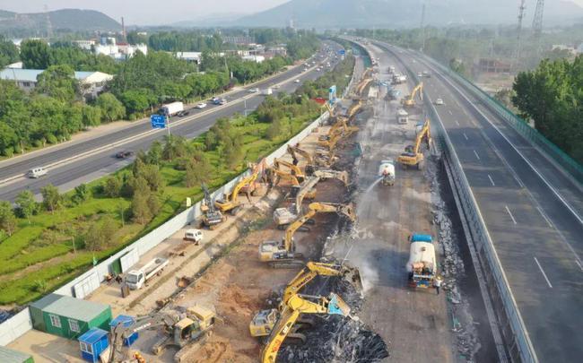 京台高速济南至泰安段改扩建项目全面启动旧桥拆除施工
