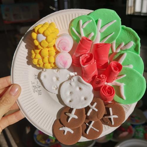 快过年了用粘土的方式做的一顿年夜饭,学生们想象力非常丰富,做出来