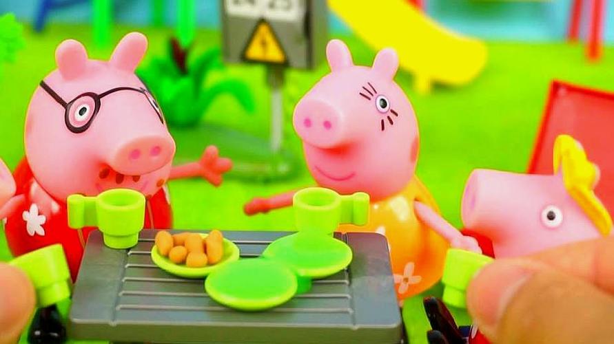 3小猪佩奇玩具:佩奇和乔治吃意大利面,吃面的声音很大  01:10  来源