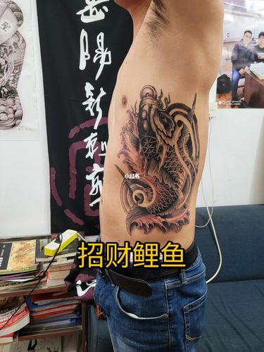 招财鲤鱼_鲤鱼_匠刺青(纹身)工作室自由行热门攻略_纹身_刺青_美妆
