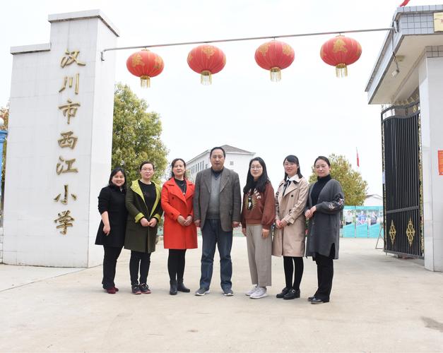 上午九点与会教师陆续抵达西江小学.