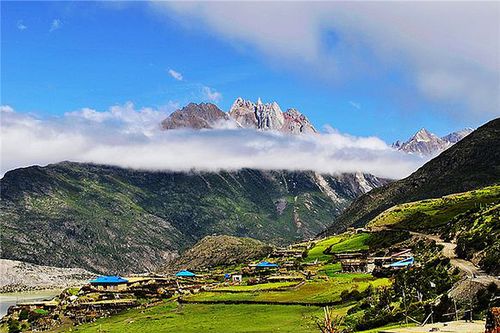 来古冰川为一组冰川的统称,位于西藏昌都地区八宿县然乌镇境内,紧邻然