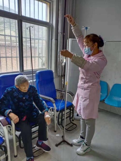 老奶奶生病了,看到她沧桑的面容,护理员急切的给帮输液