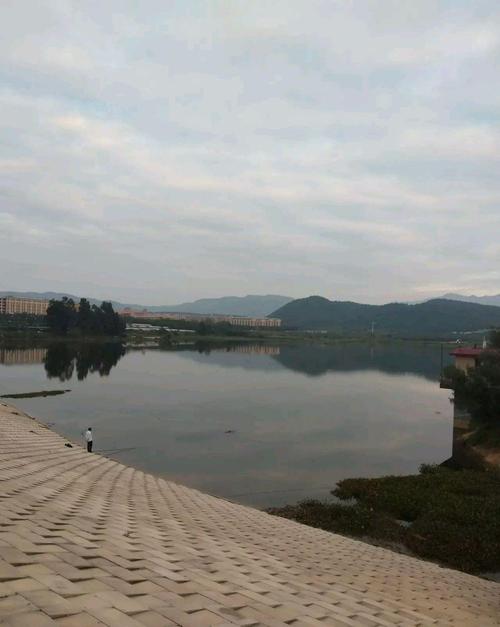 昆明市呈贡区关山水库,这里要建公园了,周边居民出来讨论一下哦
