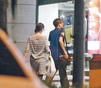 刘若英夜带陈国富回家不回应是否交往图