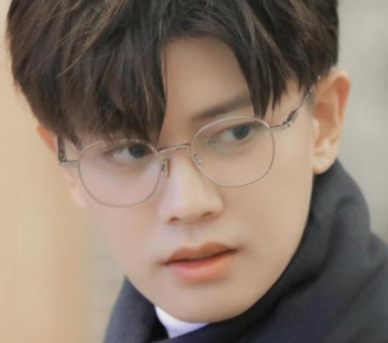 虽然一个很甜一个很虐,但两位主角的设定都非常相似,男主周生辰深情