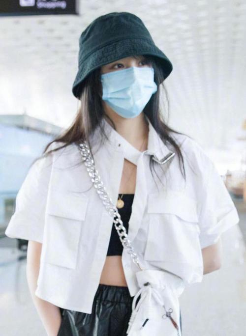 郑爽最新机场营业照,露脐抹胸配皮裤,这也太酷了吧!