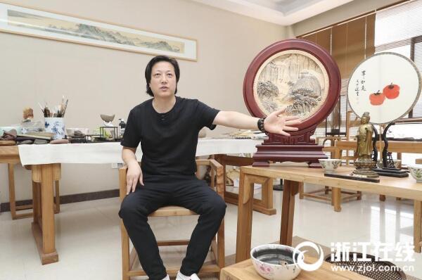 东阳市美术家协会主席,东阳市工艺美术行业协会执行会长陈国华