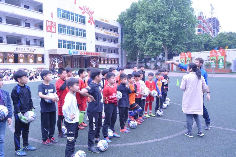 满天星来星满天——东升三小迎来西班牙籍足球教练二次进校示范足球