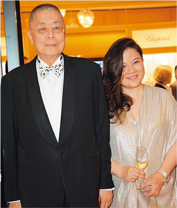 81岁刘诗昆携嫩妻及四个月大女儿回国坐劳斯莱斯返家极其奢华