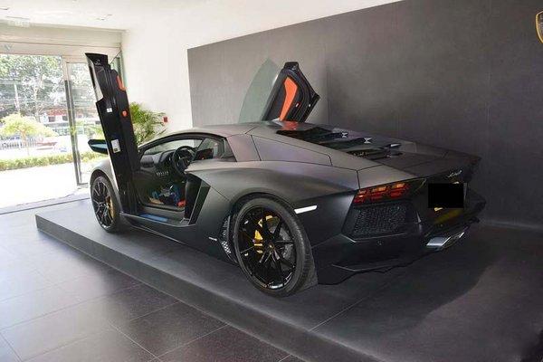 兰博基尼lp700万众瞩目帅气进港极速跑车给你飞一般的感觉
