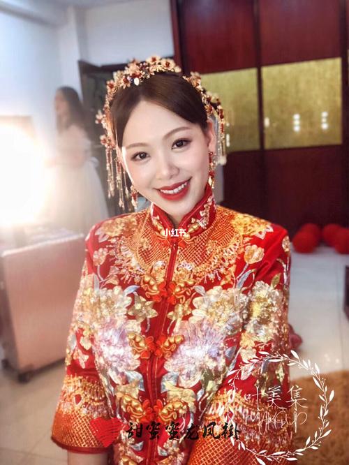 和龙凤褂不同,秀禾服的襟口(即领口)分对襟(也称正襟)和斜襟.