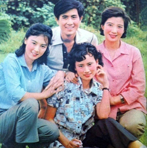 老戏骨郭凯敏一婚和张芝华恩爱十年,二婚转身娶尤勇前妻刘晓春,后来