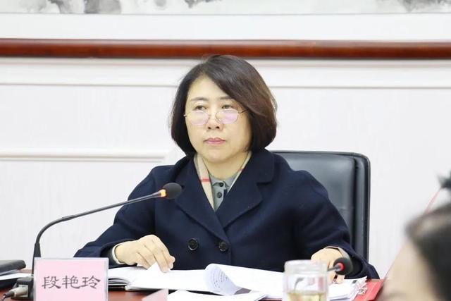 段艳玲主持召开宏伟区委常委会第二十六次会议