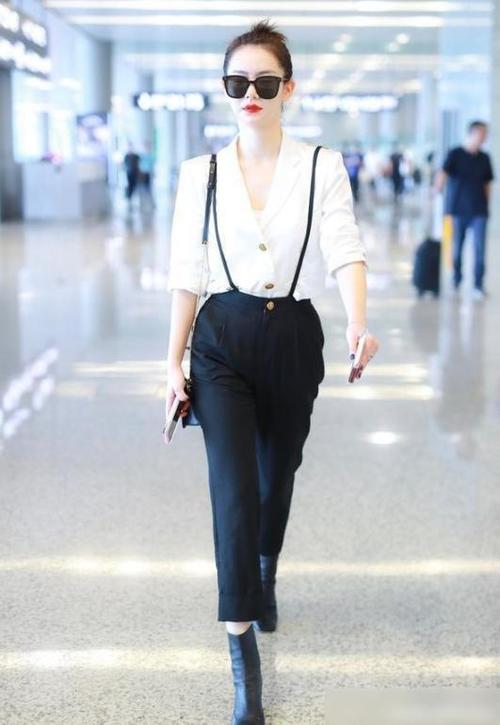 戚薇是娱乐圈中非常有时尚感的一位女明星,她不仅是一位演员也是一位