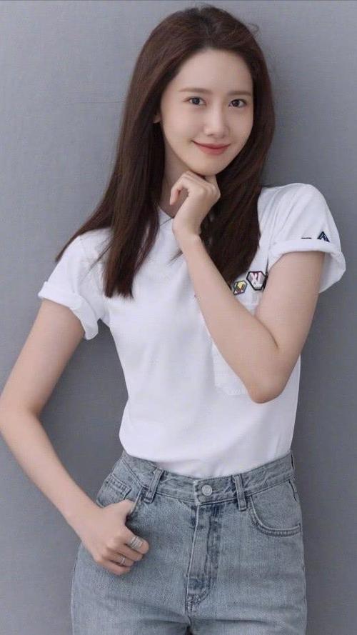 韩国女星林允儿:纯净甜美,彰显清新少女感