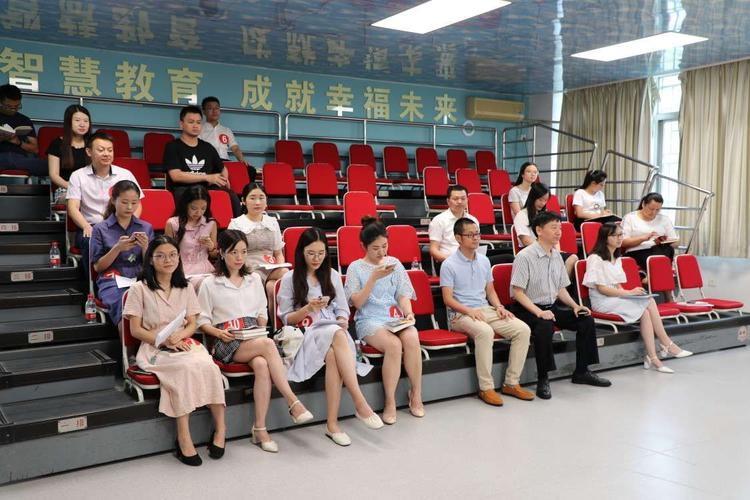 会阅读 会分享 做智慧老师——德兴小学青年教师"是好书 我推荐"演讲