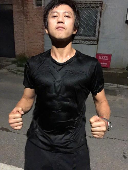 邓超大秀腹肌超哥这波湿身腹肌照你给几分网友娘娘笑晕在厕所