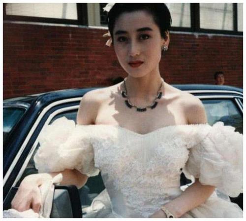 险成赌王五房姨太?利智却嫁李连杰被独宠20年,今59岁依然美貌