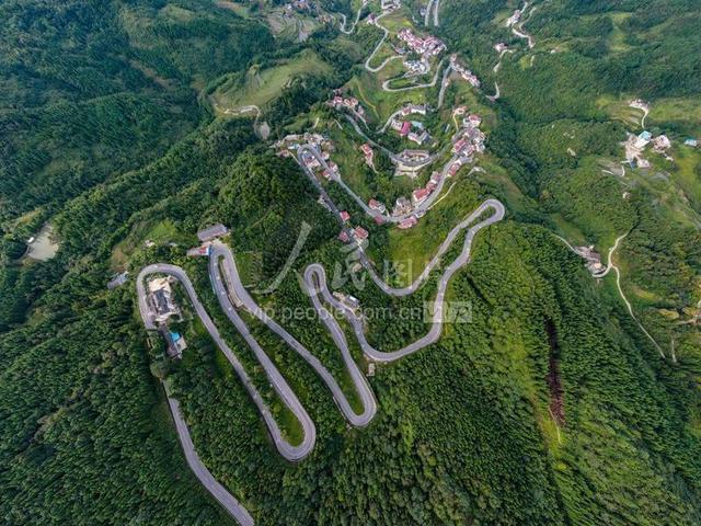 2020年9月18日,俯瞰贵州桐梓七十二道拐.