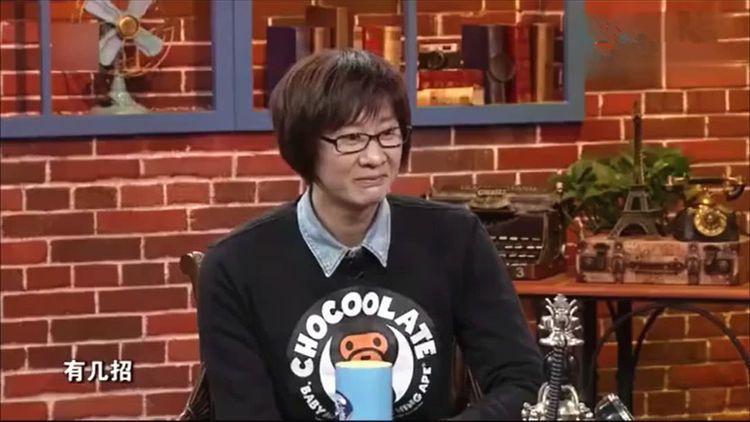 而崔永元整个爆料过程中,乐靖宜全程表情都是绷着脸,忍着不笑