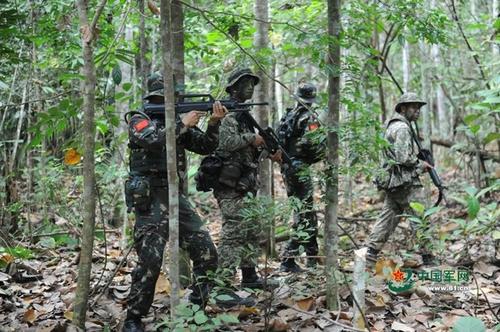 在丛林中作战,丛林迷彩伪装自然少不了,中马双方特战队员的伪装都很