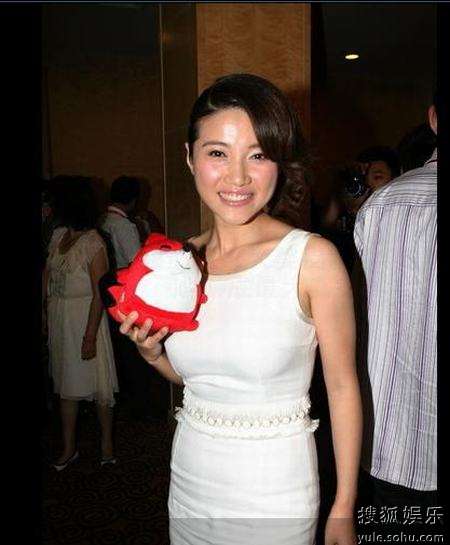 颜丙燕忙里偷闲颁大奖 一心想到影院看电影