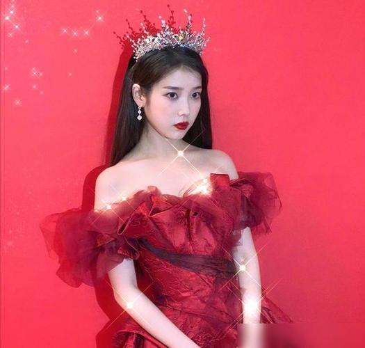 iu最新拍摄花絮穿红色礼服戴王冠又美又仙真正的美丽动人