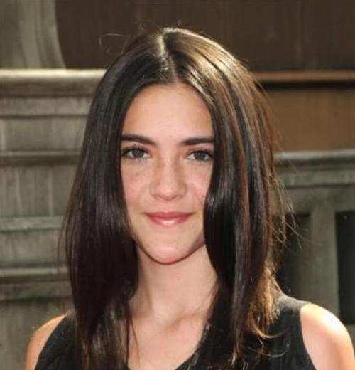 还记得《孤儿怨》扎马尾的小女孩吗?如今已长大成22岁