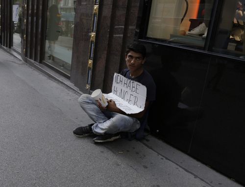 其它 欧洲随意街拍多少有些感慨(多瑙河行船之四)年轻人 恋爱节奏