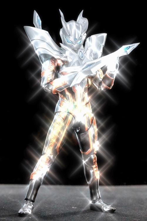 究极光辉赛罗被官方誉为"无敌的形态",赛罗这才叫真正的"究极生命体"