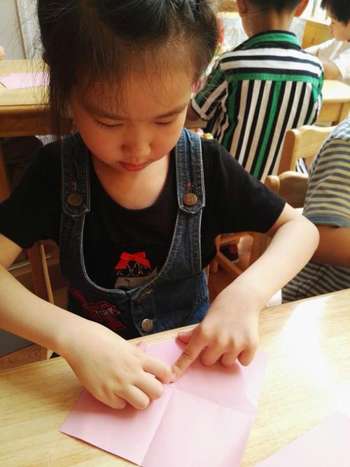 手巧才能心灵,坚持才会收获 ——记中(三)班小朋友的折纸历程